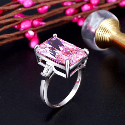 Anillo rectangular de plata de ley con diamante rosa simulado de talla princesa de 8,5 quilates.