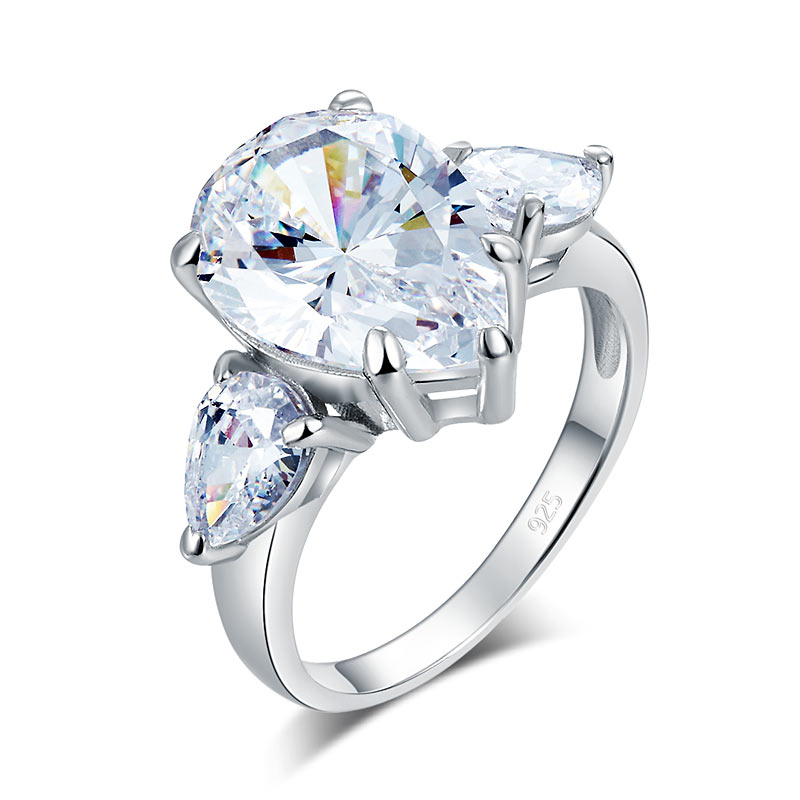 Anillo de diamantes simulados de tres piedras talla pera de 4 quilates en plata de ley