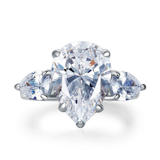 Anillo de diamantes simulados de tres piedras talla pera de 4 quilates en plata de ley