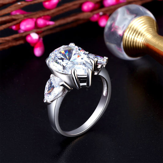 Anillo de diamantes simulados de tres piedras talla pera de 4 quilates en plata de ley