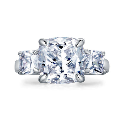 Bague en argent sterling avec trois diamants synthétiques taille coussin de 4 carats