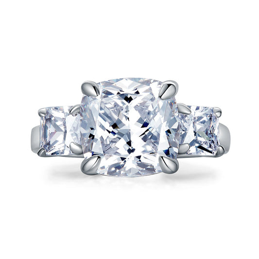 Anillo de diamantes simulados de tres piedras con corte cojín de 4 quilates en plata de ley