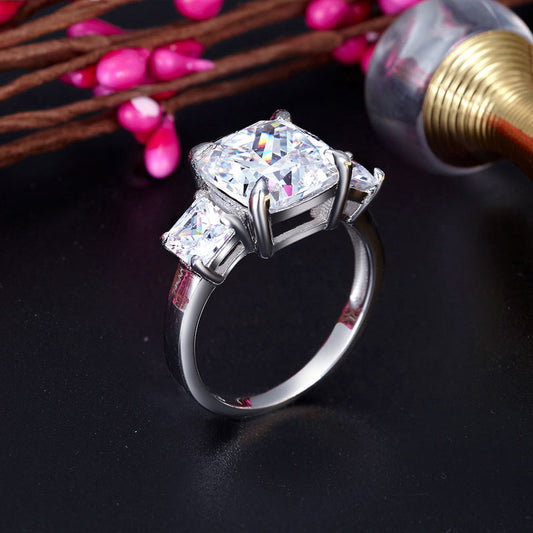 Anillo de diamantes simulados de tres piedras con corte cojín de 4 quilates en plata de ley
