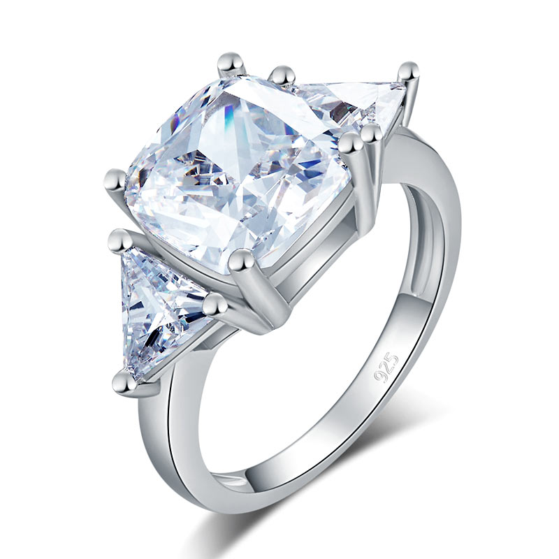 Anillo de diamantes simulados de tres piedras con corte cojín de 4 quilates en plata de ley.