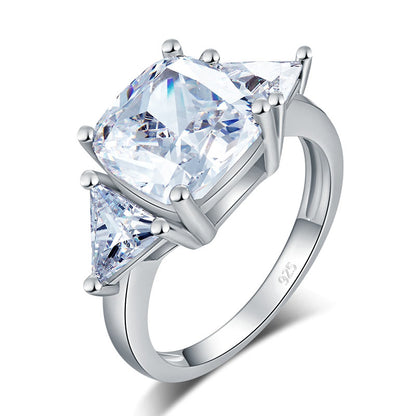 Anillo de diamantes simulados de tres piedras con corte cojín de 4 quilates en plata de ley.