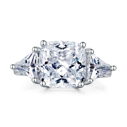 Anillo de diamantes simulados de tres piedras con corte cojín de 4 quilates en plata de ley.