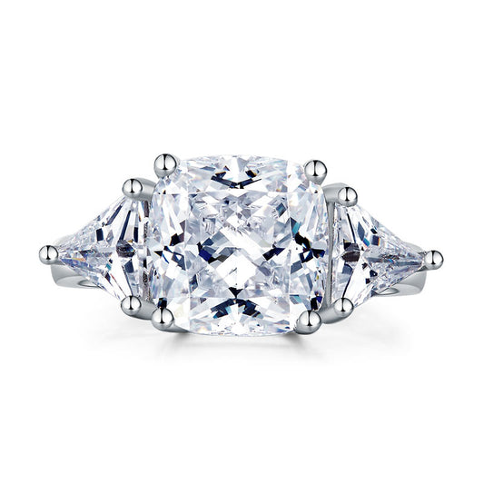 Anillo de diamantes simulados de tres piedras con corte cojín de 4 quilates en plata de ley.