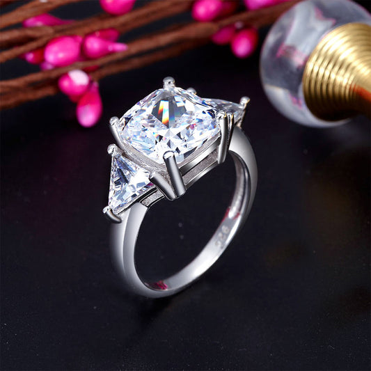 Anillo de diamantes simulados de tres piedras con corte cojín de 4 quilates en plata de ley.