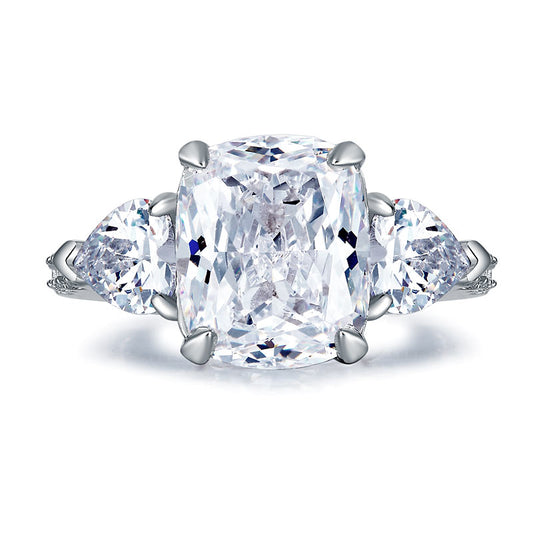 Anillo de diamantes simulados de tres piedras en talla cojín de corazón de 5 quilates en plata de ley