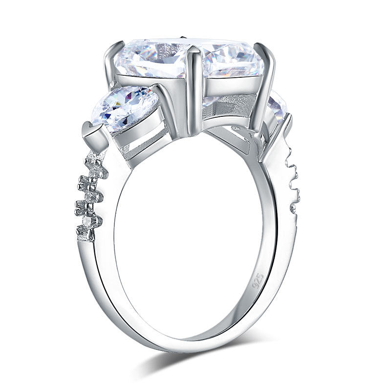 Anillo de diamantes simulados de tres piedras en talla cojín de corazón de 5 quilates en plata de ley