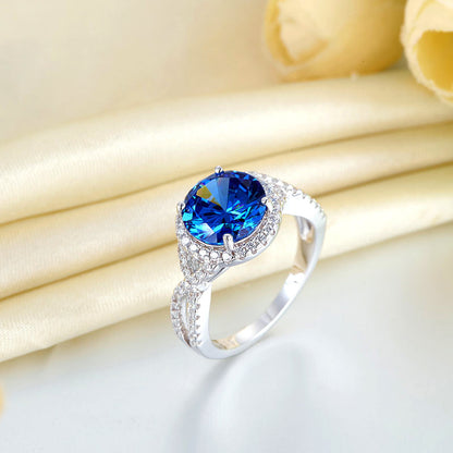 Anillo de 3 quilates con diamante azul simulado de talla brillante redonda y cuerpo retorcido en plata de ley.