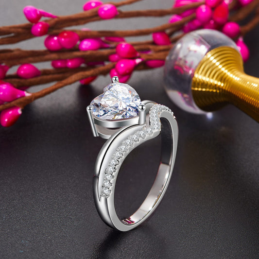 Anillo de compromiso de 2 quilates con diamantes simulados de corte corazón en plata de ley