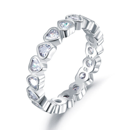 Anillo de eternidad con bisel de diamantes simulados de talla corazón en plata de ley
