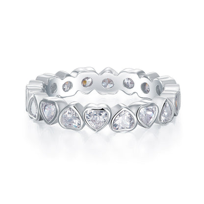 Anillo de eternidad con bisel de diamantes simulados de talla corazón en plata de ley