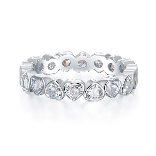 Anillo de eternidad con bisel de diamantes simulados de talla corazón en plata de ley