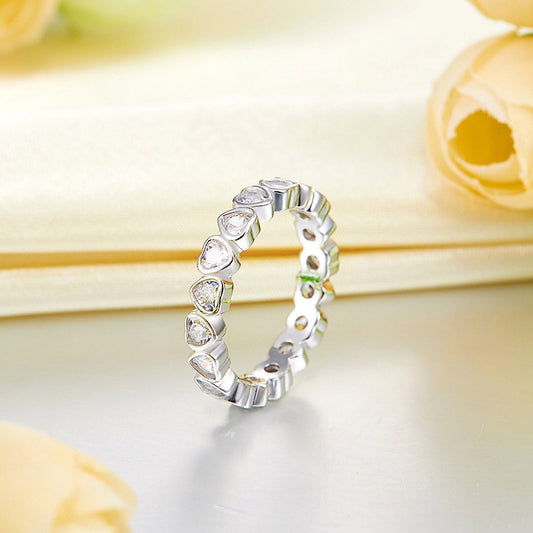 Anillo de eternidad con bisel de diamantes simulados de talla corazón en plata de ley