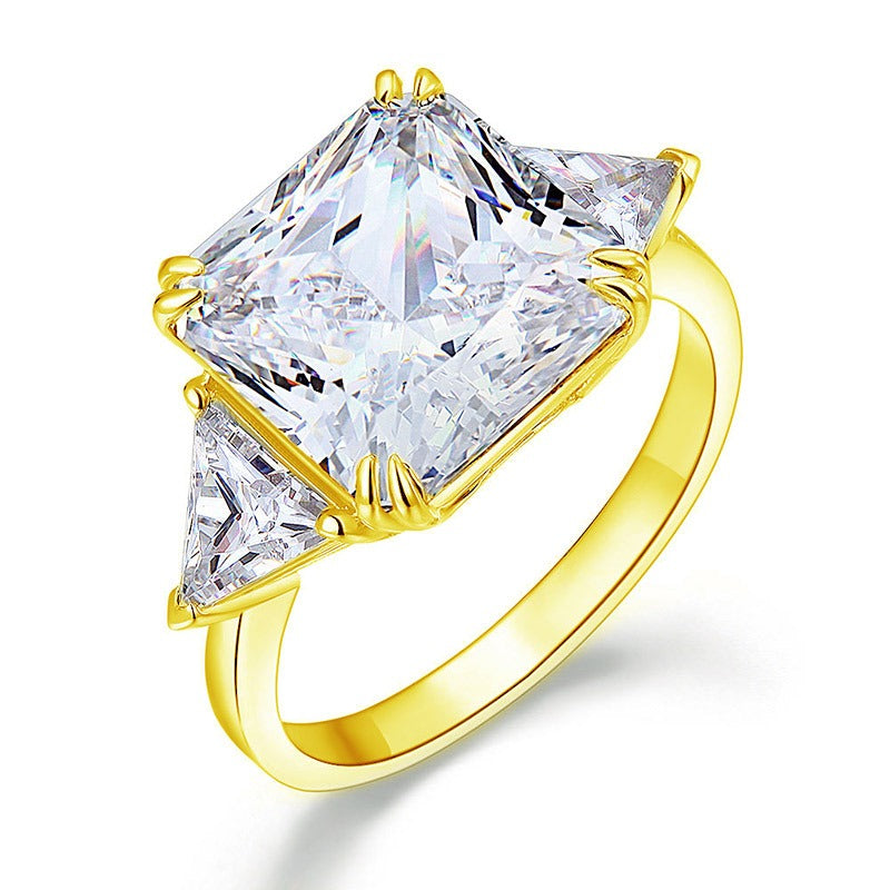 Anillo de diamantes simulados de talla princesa de tres piedras de 8 quilates en oro amarillo y plata de ley.
