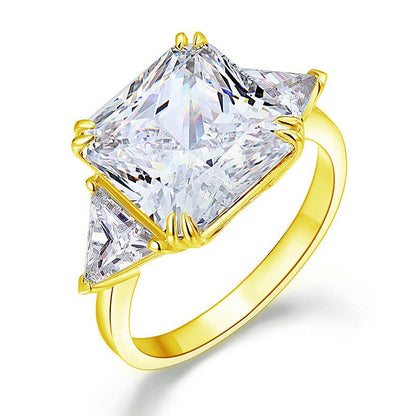 Anillo de diamantes simulados de talla princesa de tres piedras de 8 quilates en oro amarillo y plata de ley.