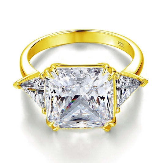 Bague trois diamants taille princesse 8 carats en or jaune et argent sterling