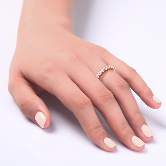 Anillo de eternidad de diamantes simulados redondos de 3 mm en plata de ley y oro rosa.