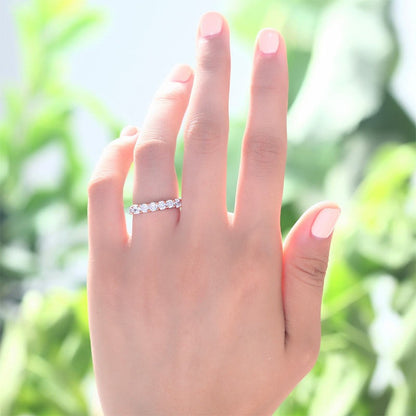 Anillo de eternidad de diamantes simulados redondos de 3 mm en plata de ley y oro rosa.