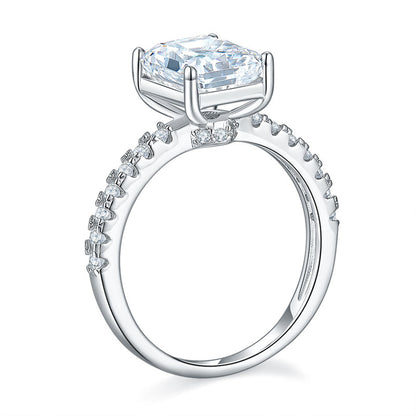 Anillo de compromiso de 3 quilates con diamantes simulados de talla princesa rectangular en plata de ley.