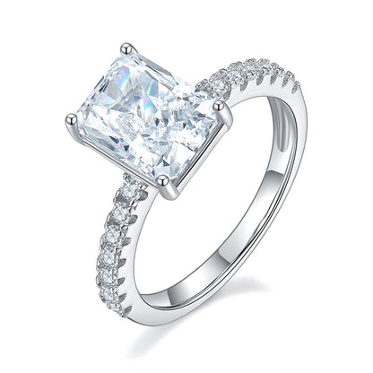 Anillo de compromiso de 3 quilates con diamantes simulados de talla princesa rectangular en plata de ley.