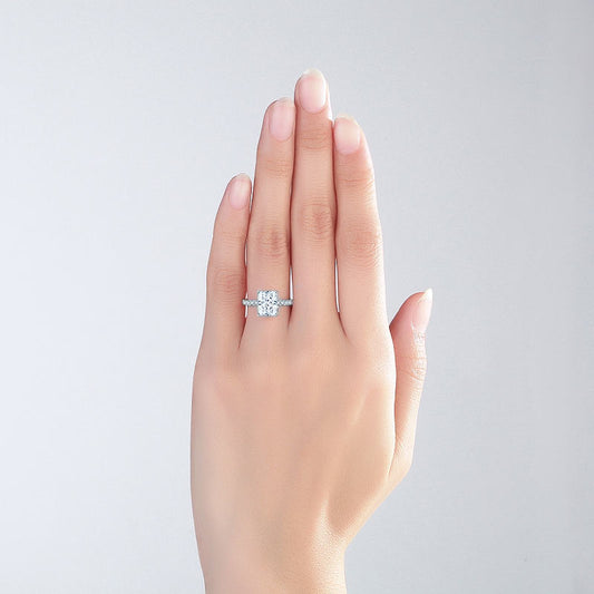 Anillo de compromiso de 3 quilates con diamantes simulados de talla princesa rectangular en plata de ley.