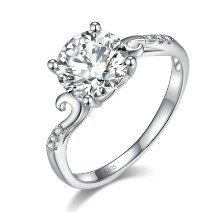 Anillo de compromiso de moissanita redonda de 2 quilates con diamante y cuerpo curvo en plata de ley.