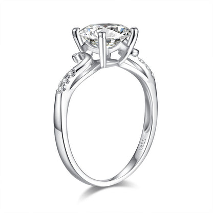 Anillo de compromiso de moissanita redonda de 2 quilates con diamante y cuerpo curvo en plata de ley.