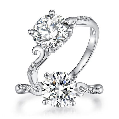 Anillo de compromiso de moissanita redonda de 2 quilates con diamante y cuerpo curvo en plata de ley.