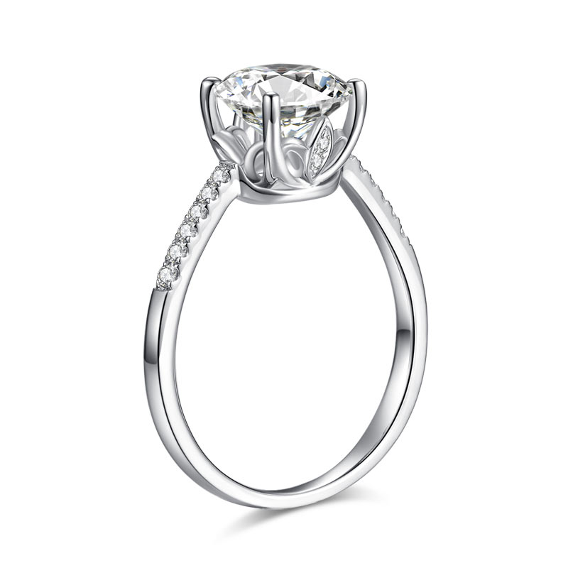 Anillo de compromiso de moissanita redonda de 2 quilates en plata de ley.
