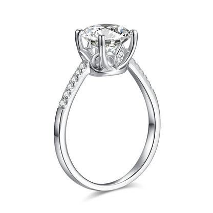Anillo de compromiso de moissanita redonda de 2 quilates en plata de ley.