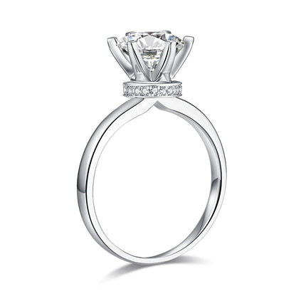 Anillo de compromiso de moissanita redonda de 2 quilates con halo de diamantes en plata de ley.
