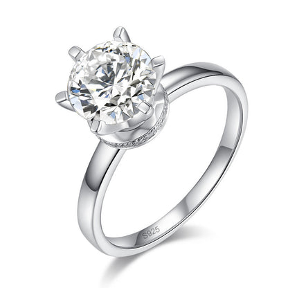 Anillo de compromiso de moissanita redonda de 2 quilates con halo de diamantes en plata de ley.