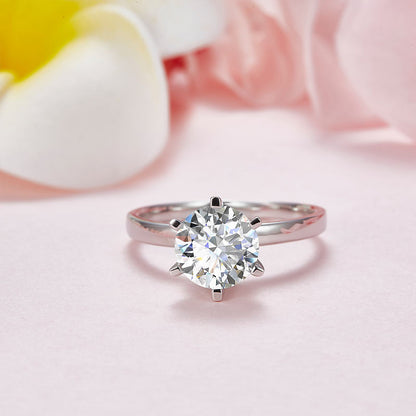 Anillo de compromiso de moissanita redonda de 2 quilates con halo de diamantes en plata de ley.