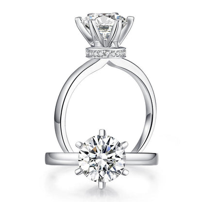 Anillo de compromiso de moissanita redonda de 2 quilates con halo de diamantes en plata de ley.