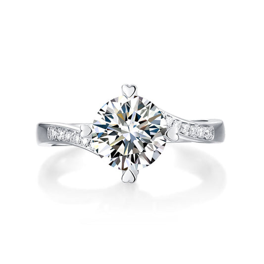 Anillo de compromiso de moissanita redonda de 1,5 quilates con forma de corazón y diamantes en plata de ley.