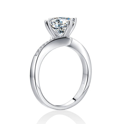 Anillo de compromiso de moissanita redonda de 1,5 quilates con forma de corazón y diamantes en plata de ley.