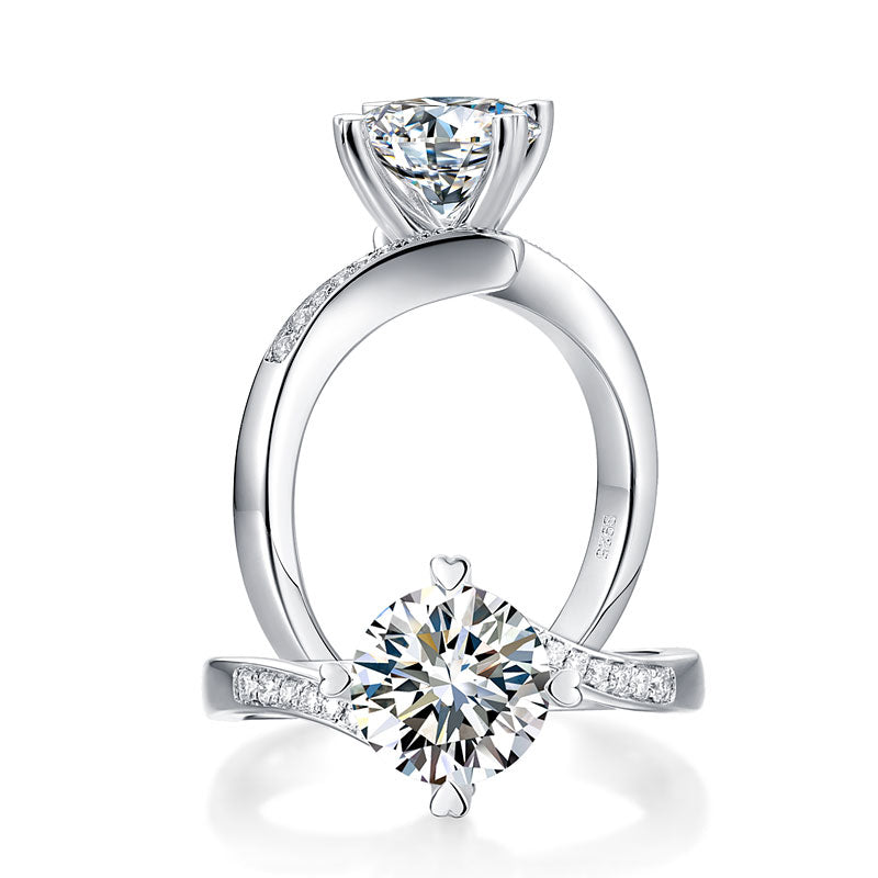 Anillo de compromiso de moissanita redonda de 1,5 quilates con forma de corazón y diamantes en plata de ley.
