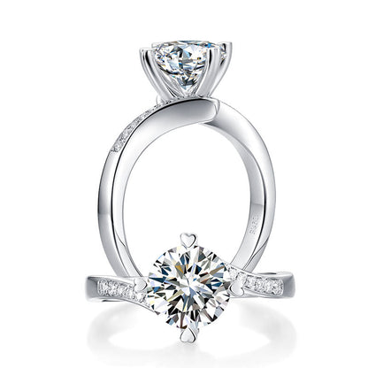 Anillo de compromiso de moissanita redonda de 1,5 quilates con forma de corazón y diamantes en plata de ley.