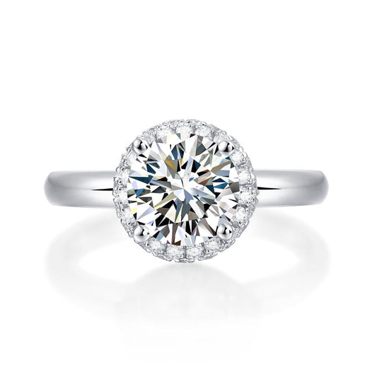 Anillo de compromiso de moissanita redonda de 1,5 quilates con halo de diamantes en plata de ley.