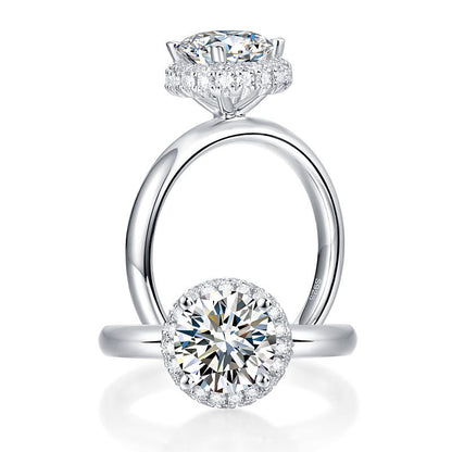 Anillo de compromiso de moissanita redonda de 1,5 quilates con halo de diamantes en plata de ley.