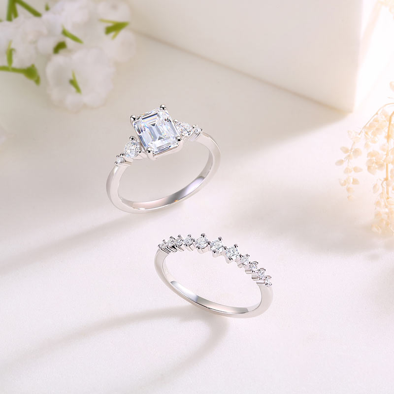 Conjunto nupcial de moissanita de 2 quilates con diamantes de talla esmeralda en plata de ley