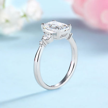 Conjunto nupcial de moissanita de 2 quilates con diamantes de talla esmeralda en plata de ley