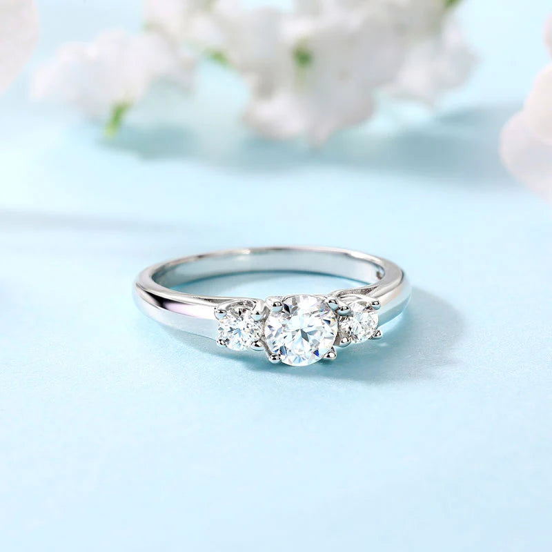Anillo de compromiso de tres diamantes redondos de moissanita en plata de ley
