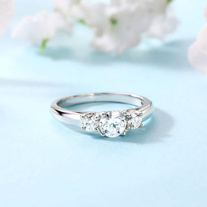 Anillo de compromiso de tres diamantes redondos de moissanita en plata de ley