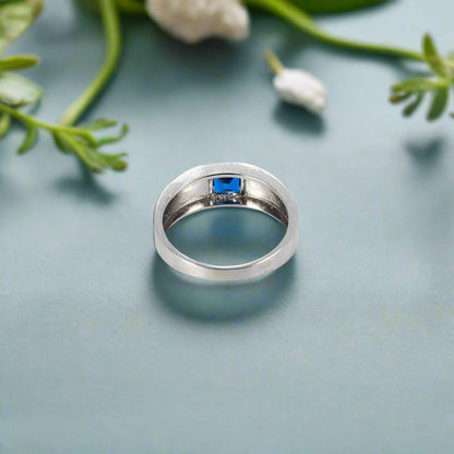 Anillo de plata de ley con piedras preciosas