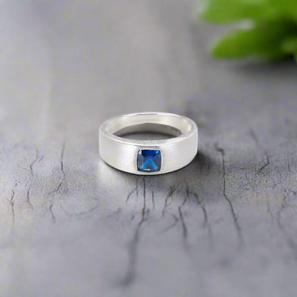 Anillo de plata de ley con piedras preciosas