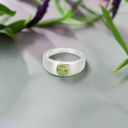 Anillo de plata de ley con piedras preciosas